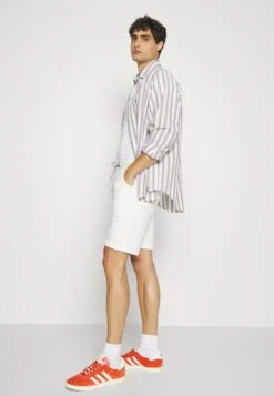 Indicode Jeans Brennan - Shorts - Off-White -Indicode Jeans Verkoop 537e349e1f8244678ba2464b1c7a9530