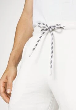 Indicode Jeans Brennan - Shorts - Off-White -Indicode Jeans Verkoop f45f6ee10a4a494d93e914894fc29b71